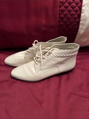ellemenno Lace-Up Ankle Boots in Cream